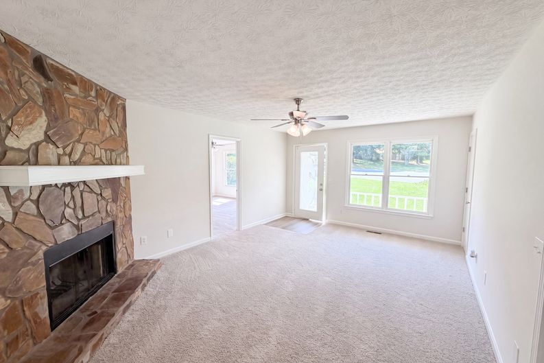 Photo 3 of 20 of 806 Ruswood Rd, Winder, GA