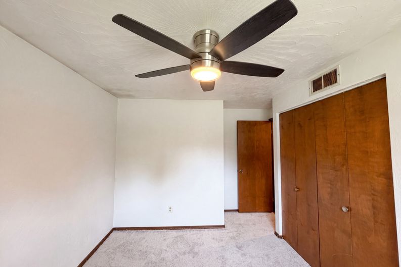 Photo 4 of 25 of 1015 Kingsway Dr, Lorain, OH