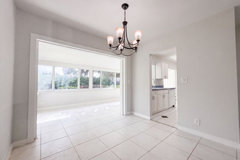 Photo 6 of 25 of 4360 NW 12th Dr, Deerfield Beach, FL