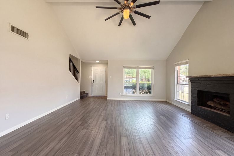 Photo 7 of 19 of 2831 Red Oak Dr, Grand Prairie, TX
