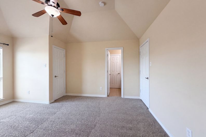 Photo 19 of 29 of 409 Lone Oak Ct, Kennedale, TX