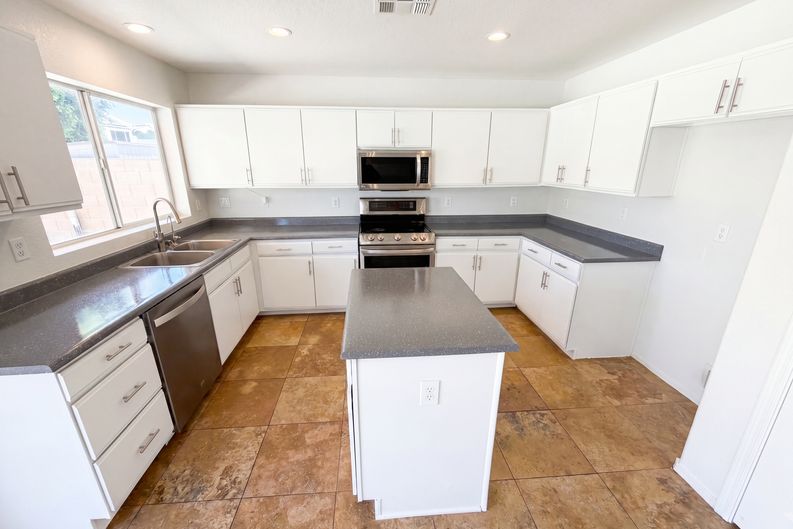 Photo 7 of 29 of 10860 W Lone Cactus Dr, Peoria, AZ