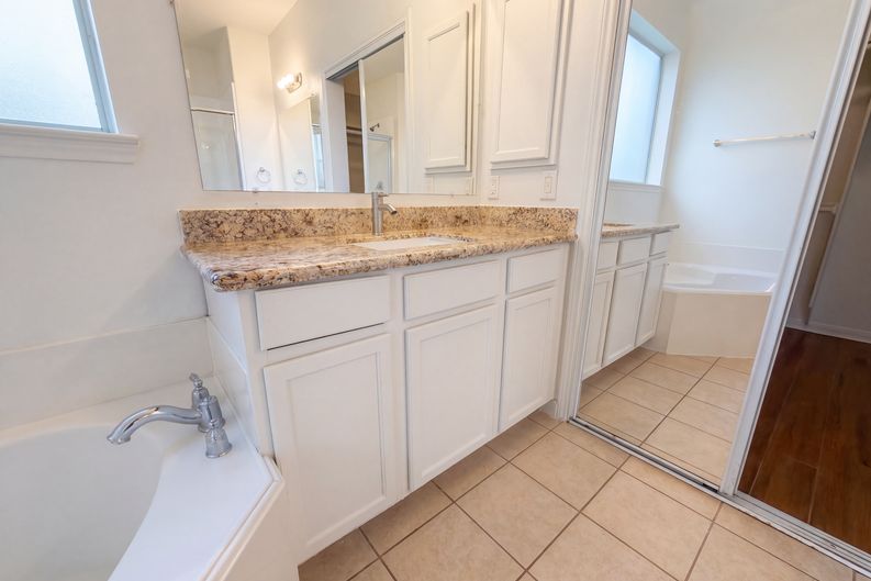 Photo 13 of 43 of 7618 Crescent Lake Ct, Rosenberg, TX