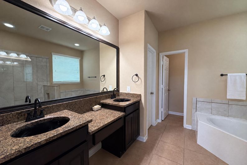 Photo 13 of 40 of 9003 Newcroft Ct, Tomball, TX