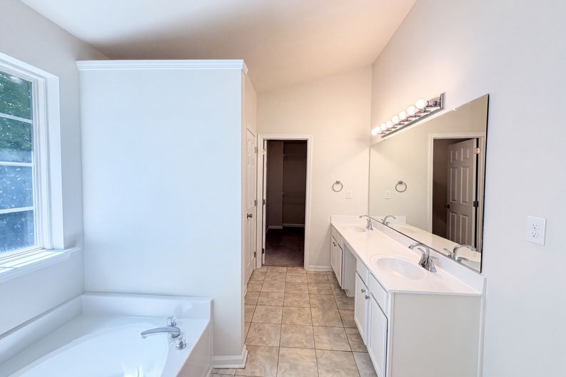 Photo 14 of 22 of 14542 Arbor Ridge Dr, Charlotte, NC