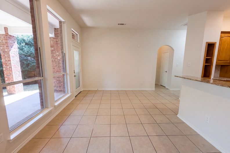 Photo 7 of 21 of 8526 Vista Grande Dr, Dallas, TX