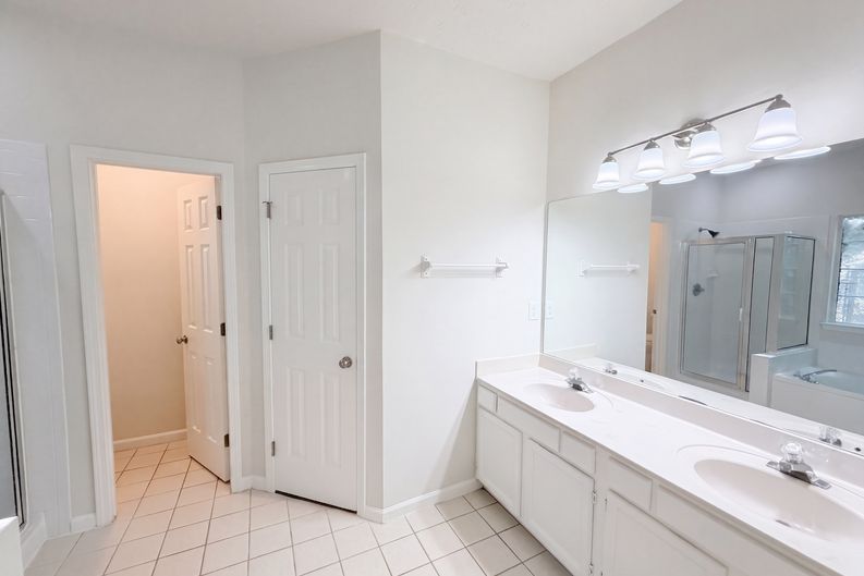 Photo 16 of 38 of 901 Lauren Kay Ct, Lawrenceville, GA
