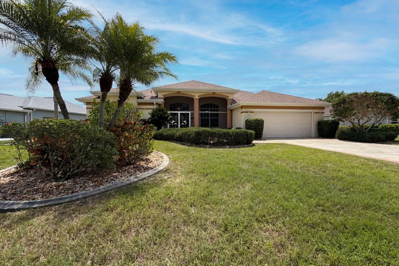 Photo 7 of 32 of 12567 SW Pembroke Cir N, Lake Suzy, FL