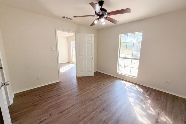 Photo 19 of 29 of 1710 Cumberland Dr, Garland, TX