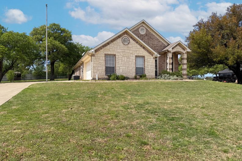 Photo 6 of 20 of 416 Fossil Rock Dr, Azle, TX