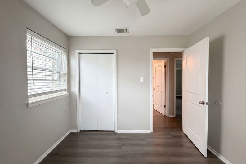 Photo 13 of 16 of 208 NW Summercrest Blvd, Burleson, TX