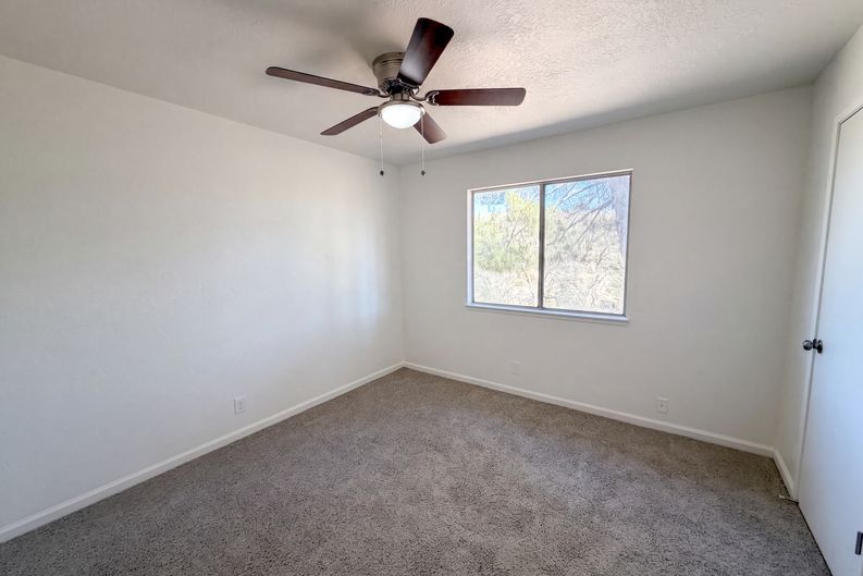 Photo 12 of 29 of 6041 Thornicroft Dr, Valley Springs, CA