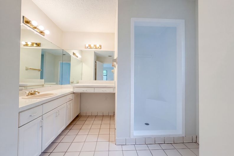 Photo 11 of 17 of 8510 McNeill Rd, Jacksonville, FL