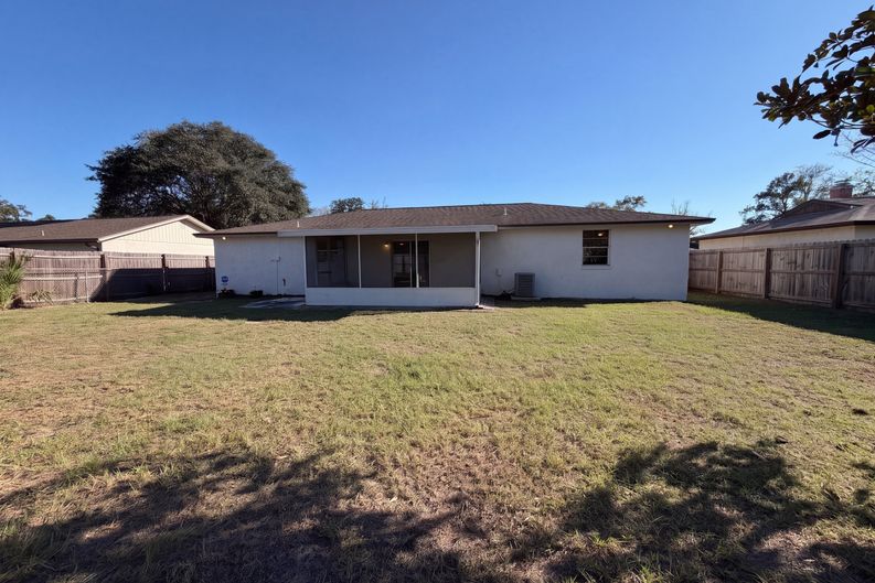 Photo 5 of 21 of 8965 Grampian Dr N, Jacksonville, FL