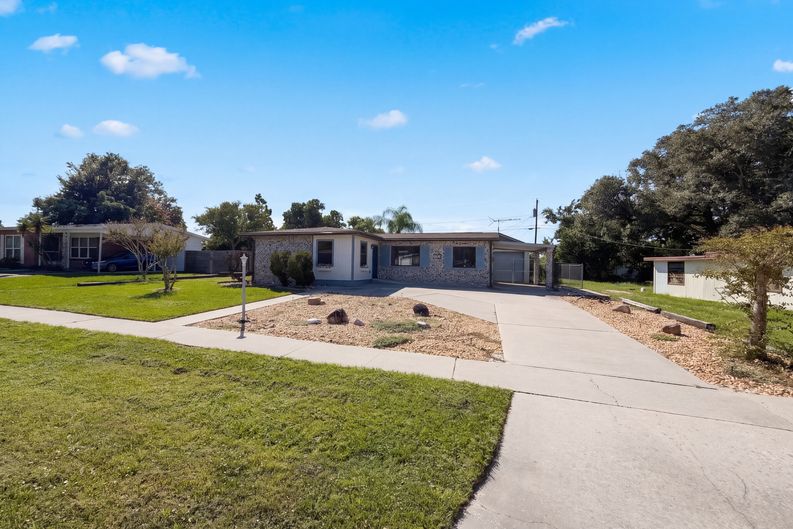 Photo 16 of 17 of 813 Halstead St, Deltona, FL
