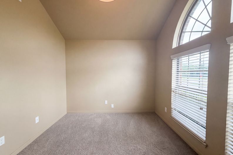 Photo 10 of 16 of 1023 Roanoke Dr, Temple, TX