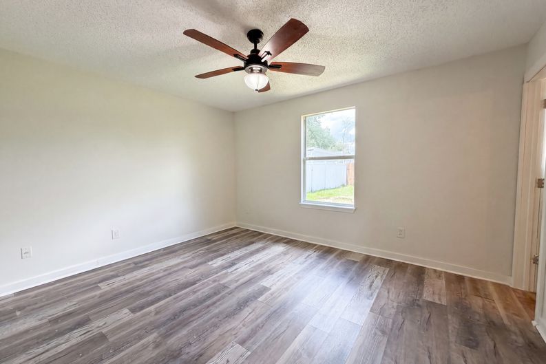 Photo 4 of 16 of 7957 Jacques Dr, Jacksonville, FL