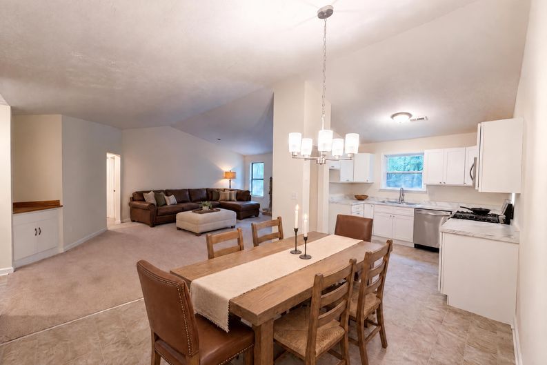 Photo 10 of 20 of 670 Marsh Ct, Jonesboro, GA