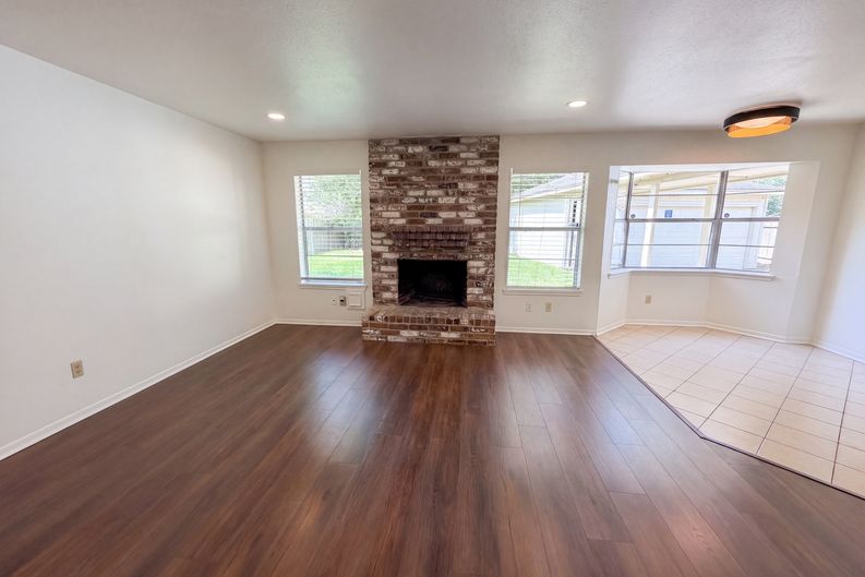 Photo 16 of 21 of 6910 Vialinda Dr, Houston, TX