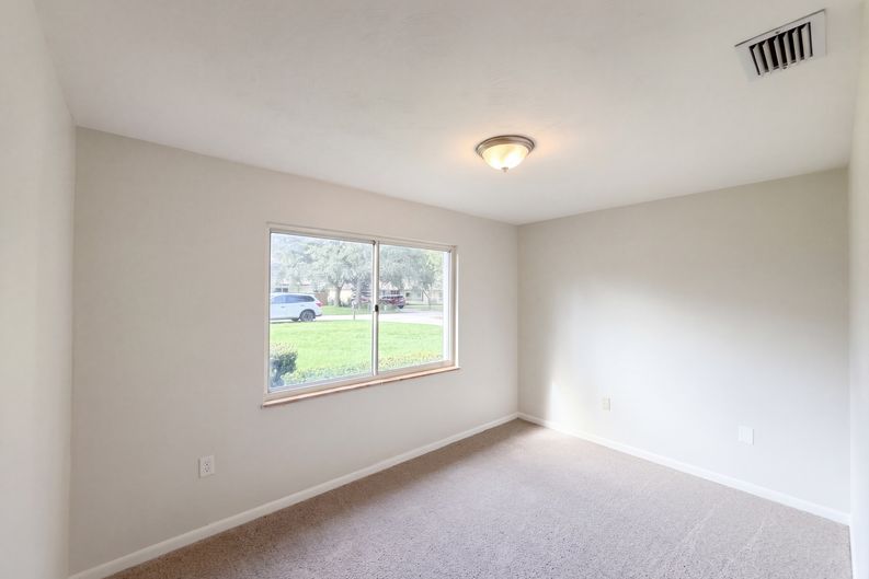 Photo 17 of 24 of 411 W Seminole Ave, Eustis, FL