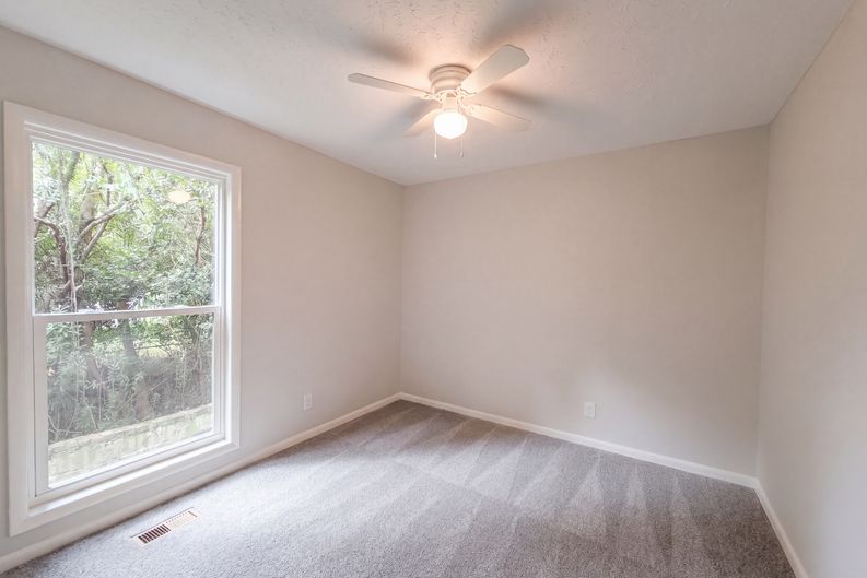 Photo 16 of 19 of 909 Axis Cir, Hope Mills, NC