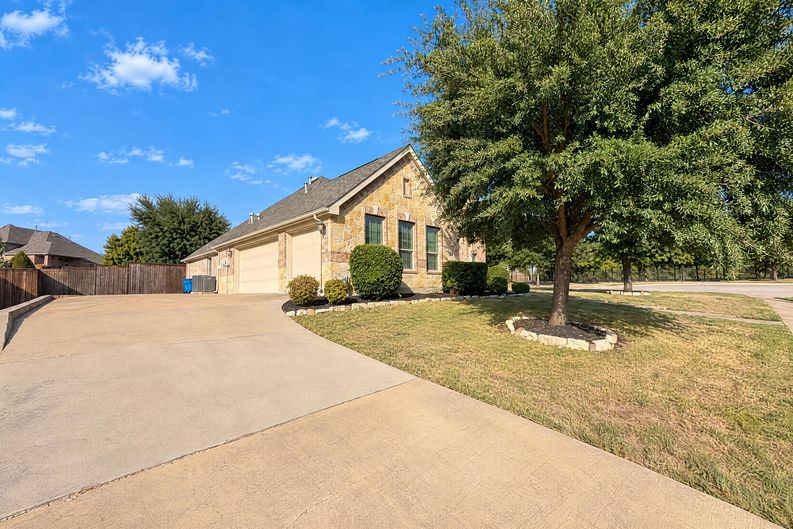 Photo 25 of 28 of 6715 Winding Valley Trl, Rowlett, TX