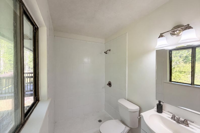 Photo 11 of 16 of 1010 Buckhurst Dr, Atlanta, GA