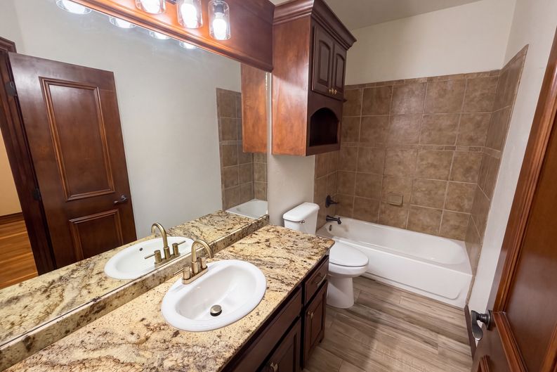 Photo 10 of 25 of 1017 W Camellia Way, Mustang, OK