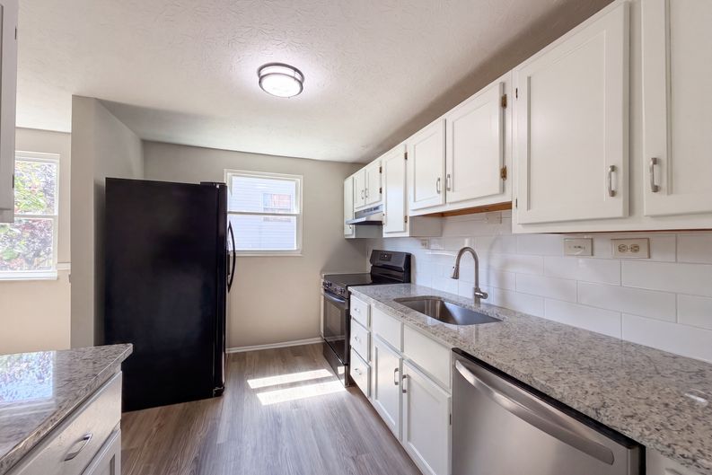 Photo 10 of 33 of 2891 Grosvenor Dr, Cincinnati, OH