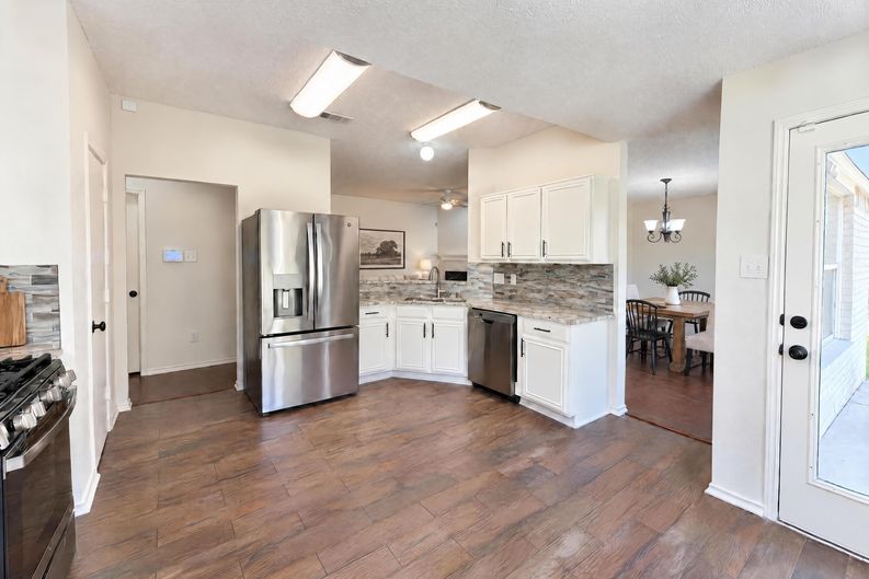 Photo 10 of 25 of 4541 Crystal Ln, Garland, TX