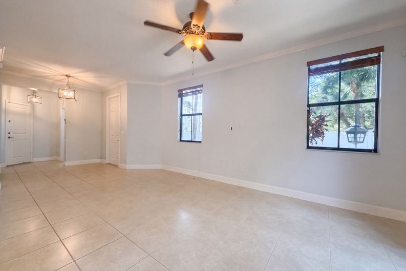 Photo 3 of 30 of 4967 NW 59th St, Tamarac, FL