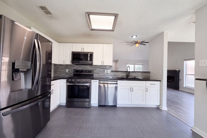 Photo 6 of 19 of 2831 Red Oak Dr, Grand Prairie, TX