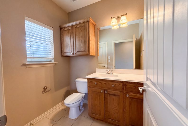 Photo 9 of 20 of 5107 Chesterfield Pl, Arlington, TX