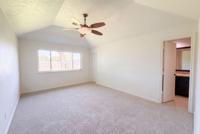 Photo 4 of 18 of 4750 Backenberry Dr, Friendswood, TX
