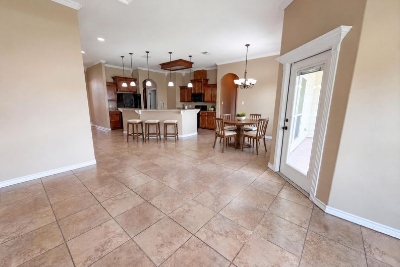 Photo 11 of 18 of 6906 King George Pl, Corpus Christi, TX