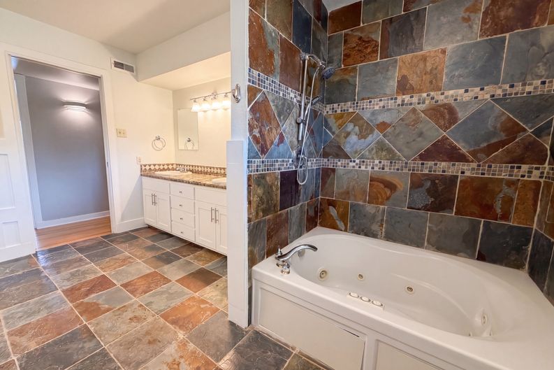 Photo 11 of 25 of 106 Briarcliff Dr, San Antonio, TX