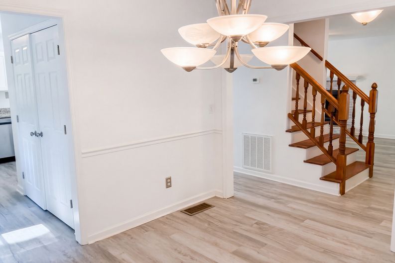 Photo 11 of 27 of 4219 King Edward Ct, Greensboro, NC
