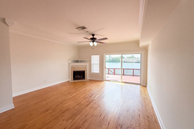 Photo 8 of 21 of 4933 Lake Palmetto Ln, North Charleston, SC