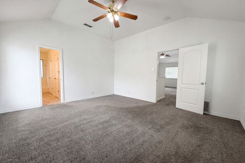 Photo 7 of 18 of 8423 Berry Knoll Dr, Universal City, TX