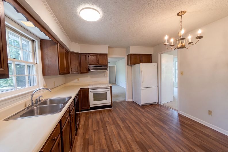 Photo 7 of 16 of 2101 Fordham Dr, Fayetteville, NC