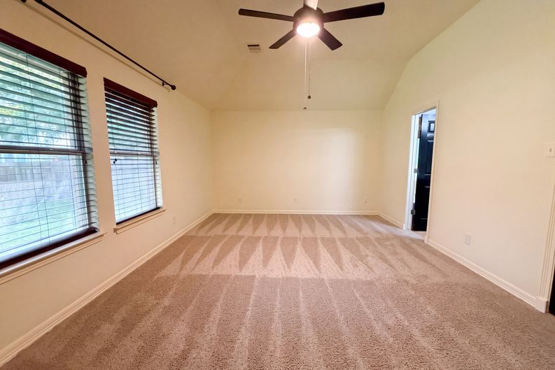 Photo 8 of 22 of 13804 Long Shadow Dr, Manor, TX