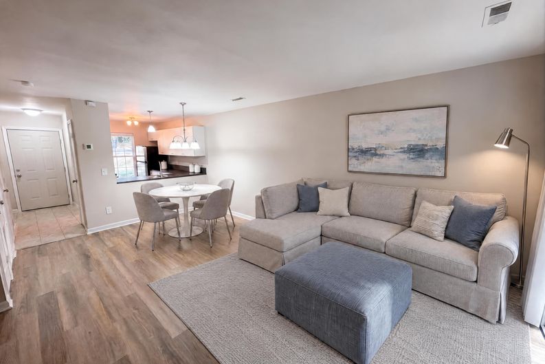 Photo 11 of 19 of 4037 Briarhill Dr, Charlotte, NC