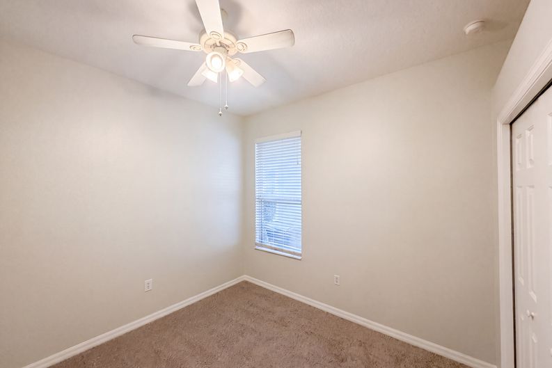 Photo 11 of 24 of 33450 Irongate Dr, Leesburg, FL