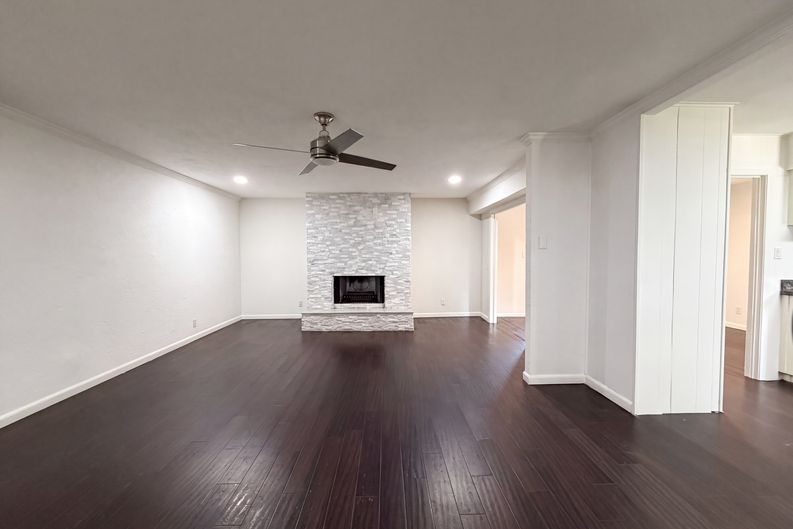 Photo 3 of 24 of 725 Ridgecrest Dr, Irving, TX