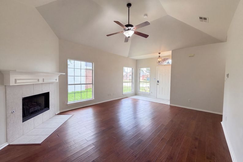Photo 3 of 26 of 1406 Di Orio Dr, Lewisville, TX