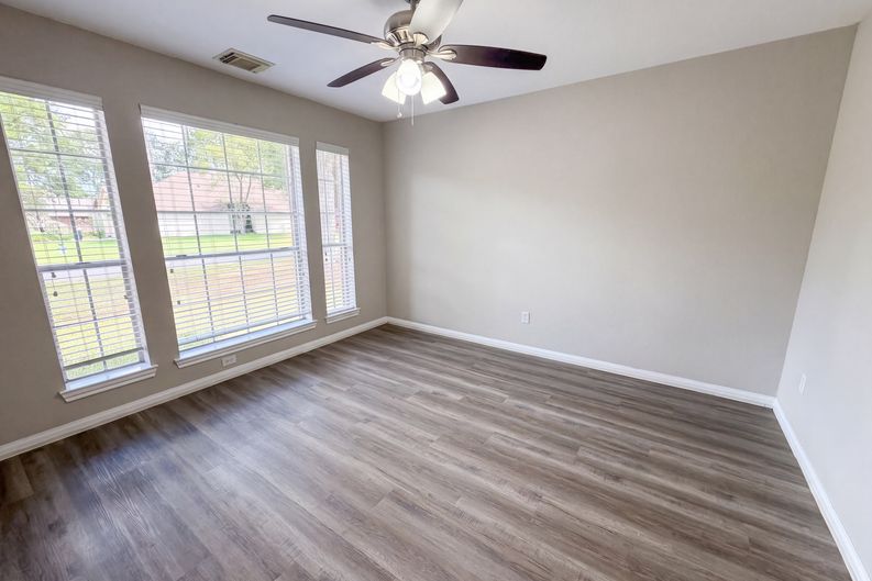 Photo 9 of 21 of 12159 Hawthorne Dr, Montgomery, TX