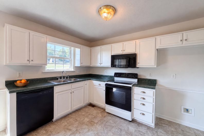 Photo 6 of 16 of 1303 St Hubbins Dr, La Vergne, TN