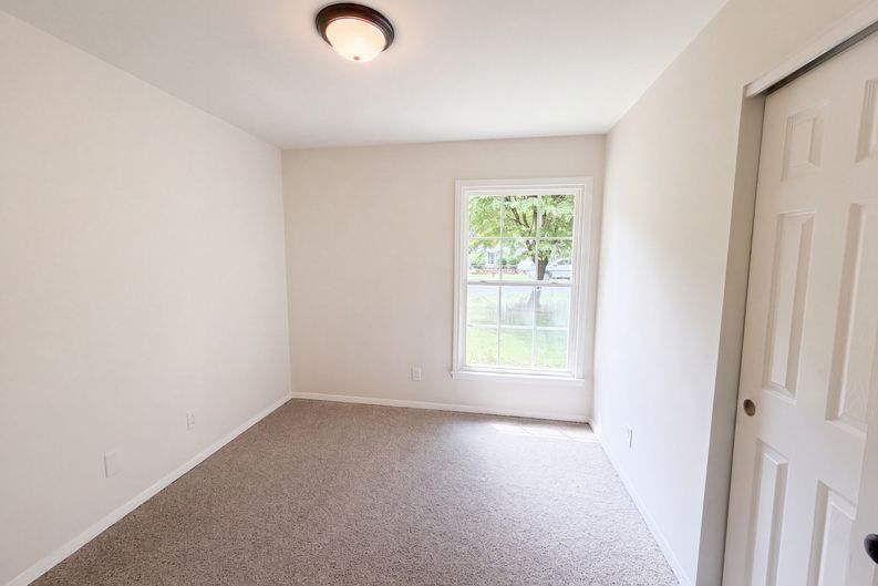 Photo 11 of 21 of 728 Milan Rd E, Charlotte, NC