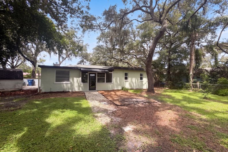 Photo 5 of 21 of 10806 W Elbow Dr, Tampa, FL