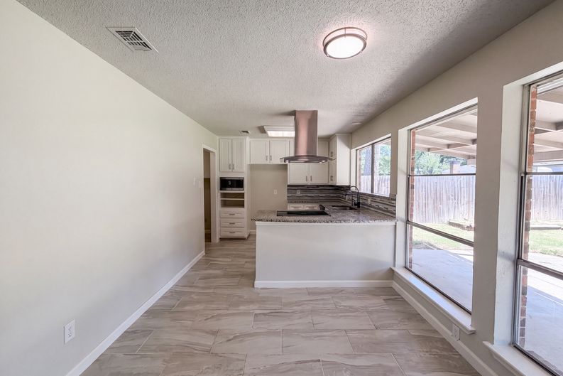 Photo 9 of 25 of 2136 Mountainview Dr, Hurst, TX
